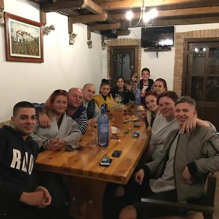 Berger Pince Es Vendeghaz 게스트하우스